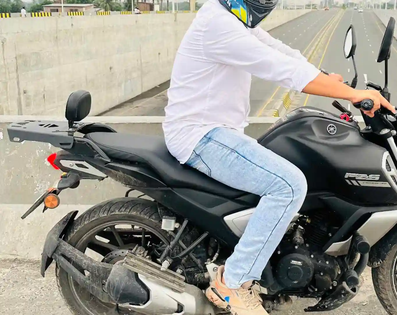 Yamaha FZSV3/V4/DELUXE back carrier with backrest - Image 2